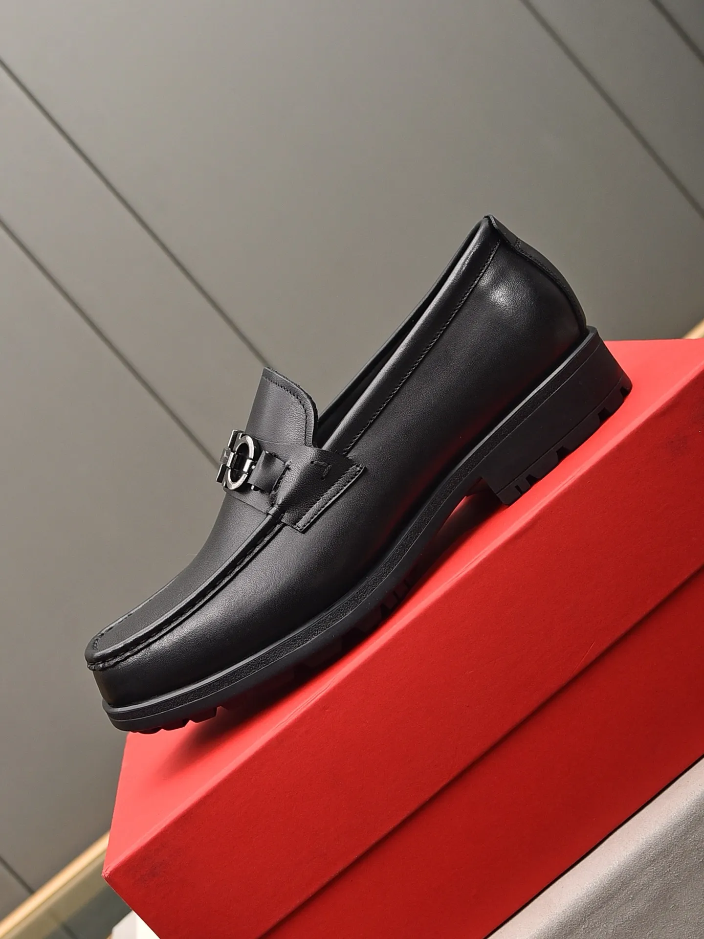 Men's shoes 💰: 500 Brand: Ferragamo Size: Men's size 38/44 (45 can be customized) Grade: Same style as the official website High-end quality men's shoes Material: Original first-layer calfskin Water-dyed cowhide lining Original outsole Style categories: Men's fashionable formal business casual leather shoes Slip-on men's shoes high-top series Young fashion European and American trends British style Casual matching Comfortable feet